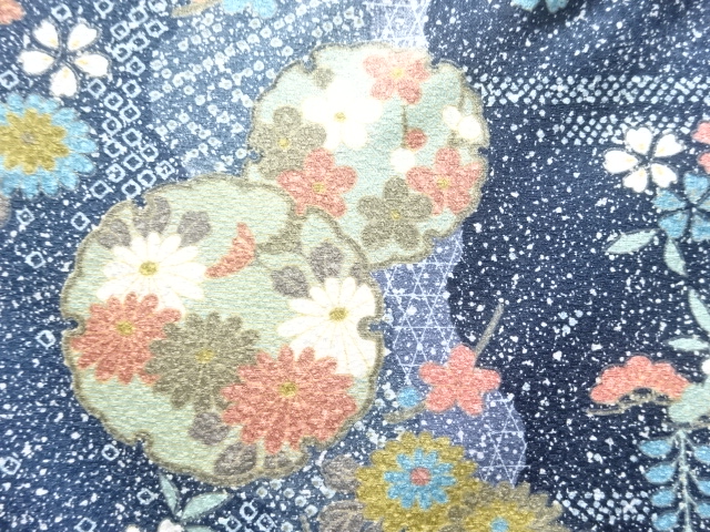  雪輪に草花模様小紋着物